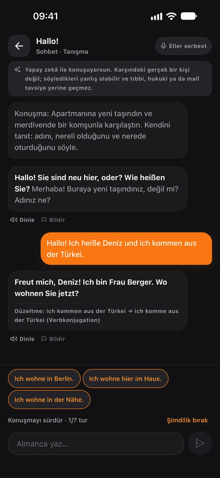 Konuşma adımı: merdivende yeni komşuyla tanışma; yapay zekâ karakteri adını soruyor, kullanıcının cevabındaki ich kommen hatası ich komme olarak düzeltiliyor, altta üç öneri.