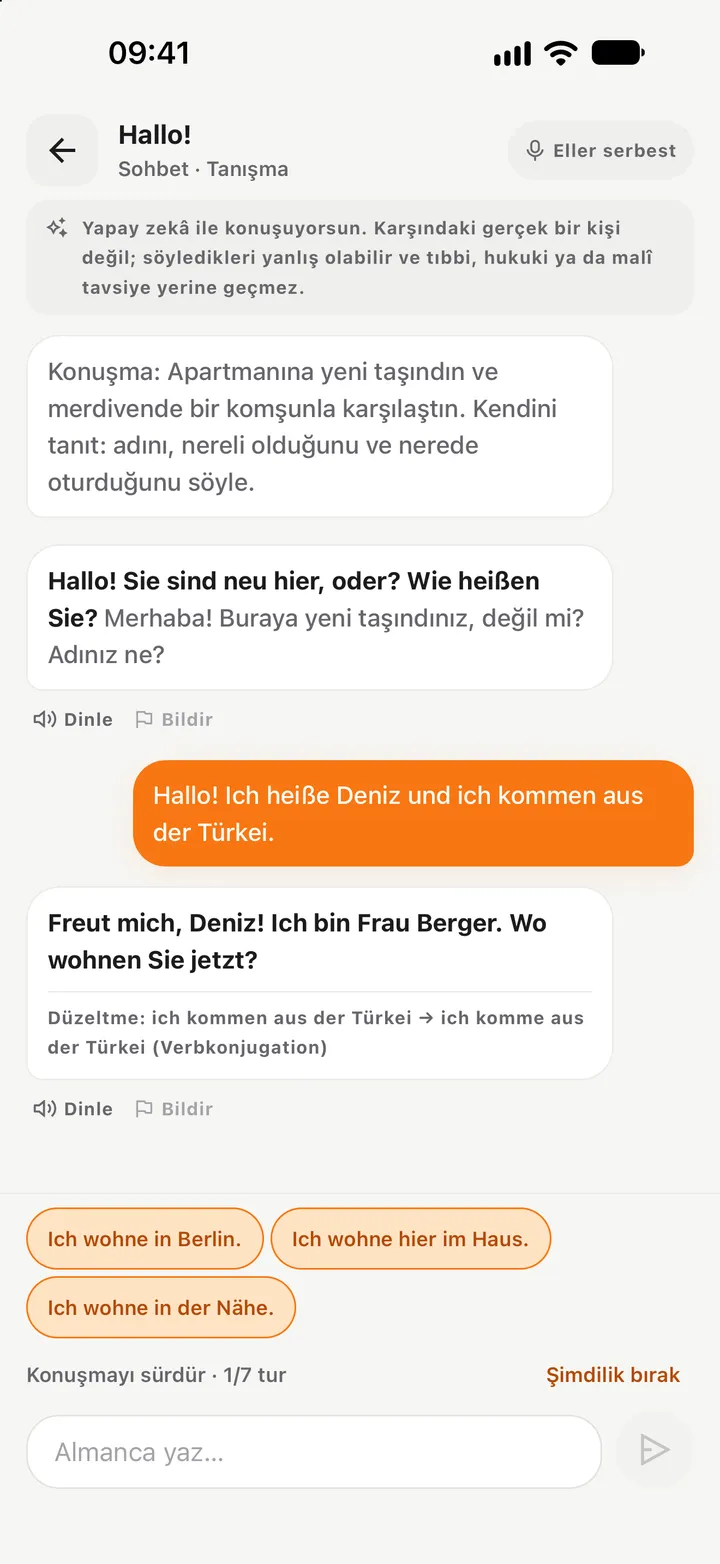 Konuşma adımı: merdivende yeni komşuyla tanışma; yapay zekâ karakteri adını soruyor, kullanıcının cevabındaki ich kommen hatası ich komme olarak düzeltiliyor, altta üç öneri.